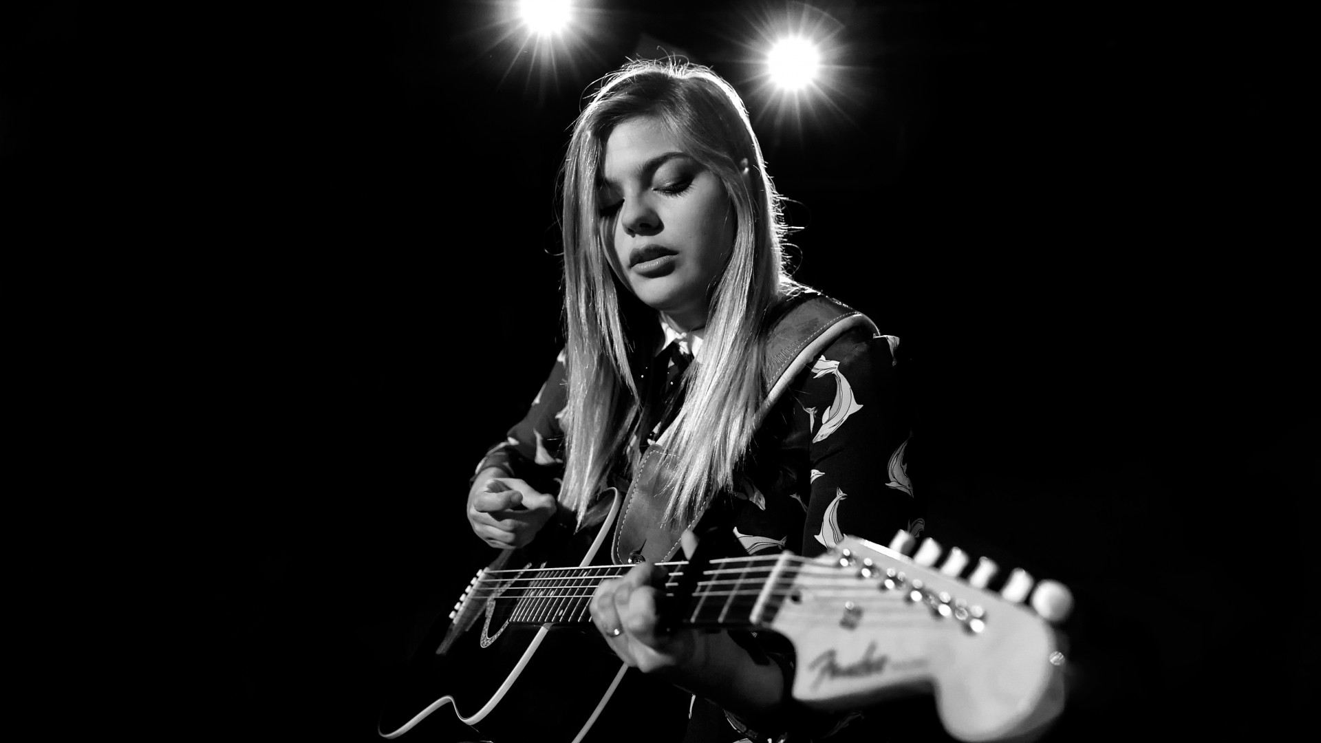 louane-emera-pevica-gitara